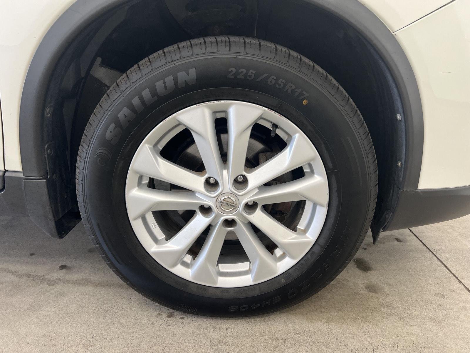Used 2016 Pearl White Nissan SV image 8