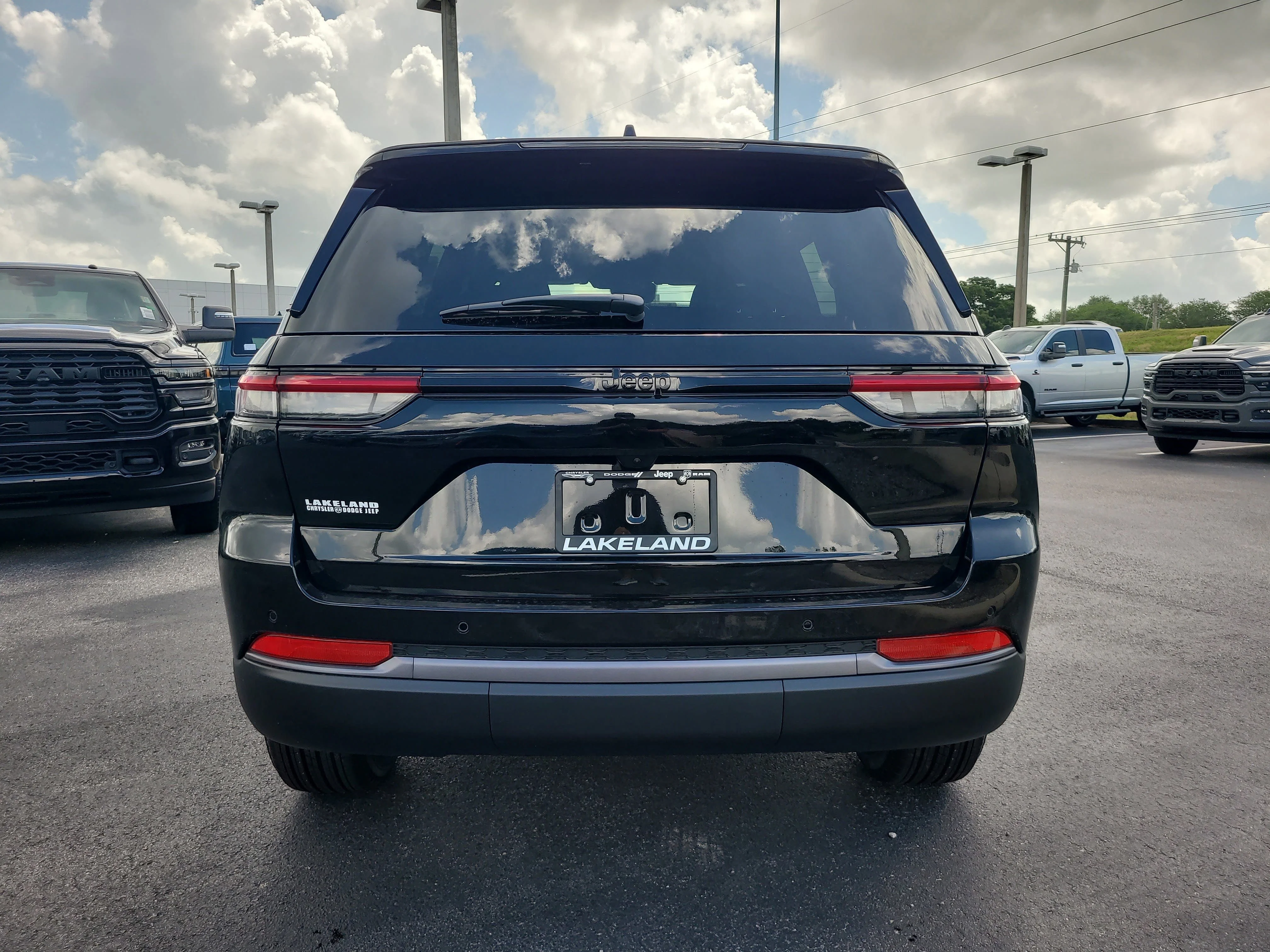 New 2026 Diamond Black Crystal Pearlcoat Jeep Laredo Altitude image 7