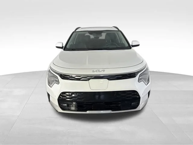 Used 2023 White Kia Wave image 3