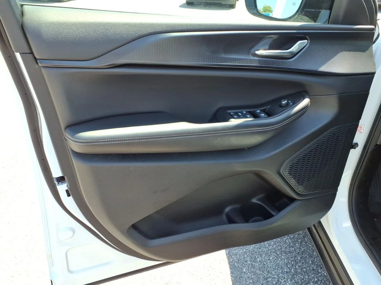 Used 2025 White Jeep Altitude image 15