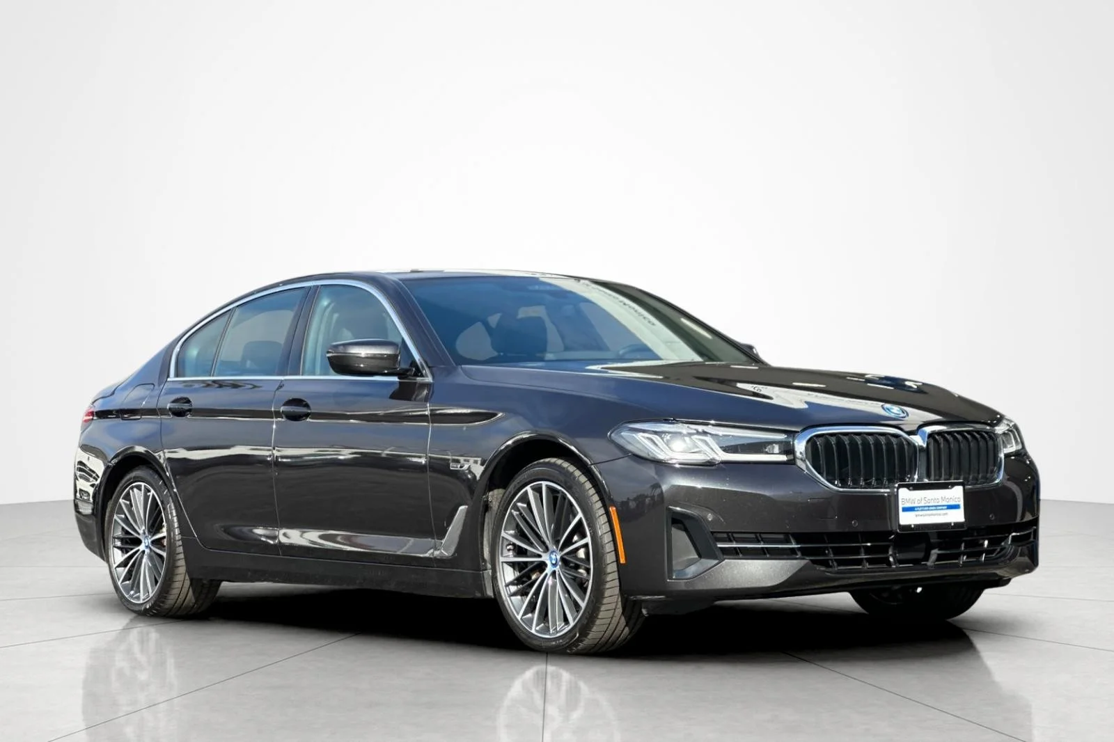 Used 2023 Dark Graphite Metallic BMW 530e xDrive image 7