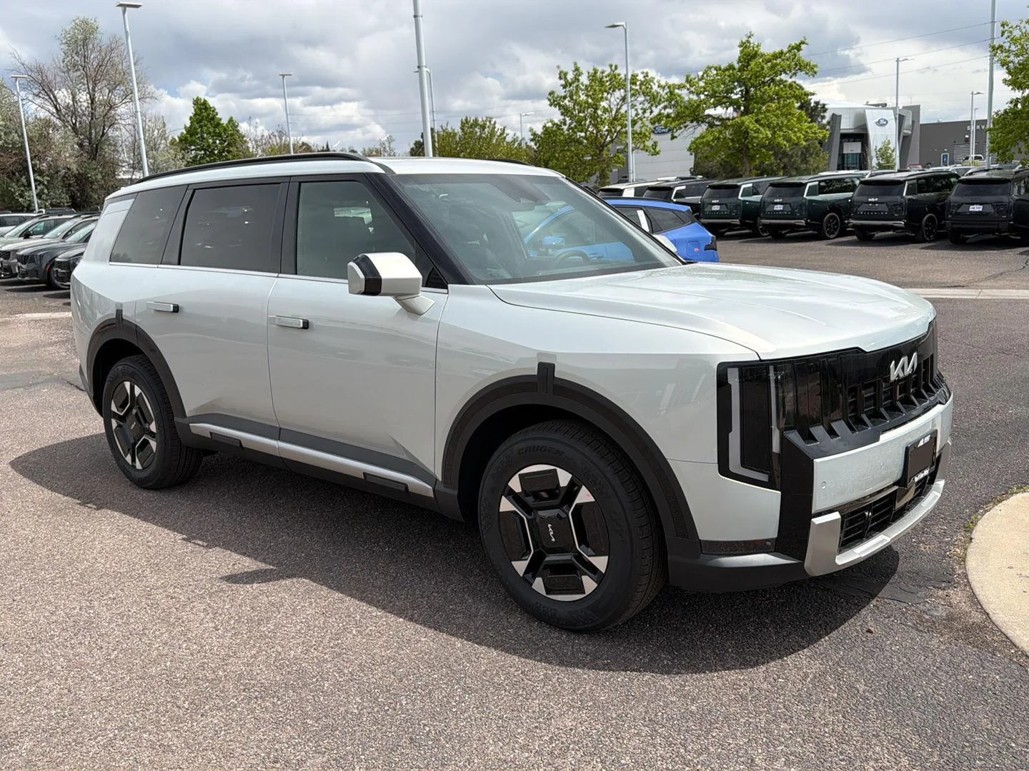 New 2027 Ivory Silver Kia EX image 3