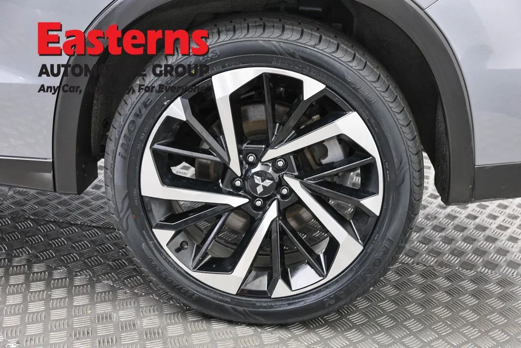 Used 2023 Silver Mitsubishi SE image 34
