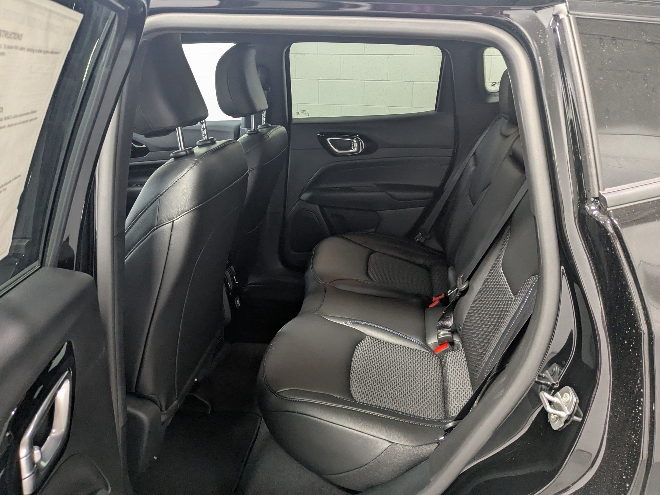 New 2026 Diamond Black Crystal Pearl-Coat Exterior Paint Jeep Latitude image 18