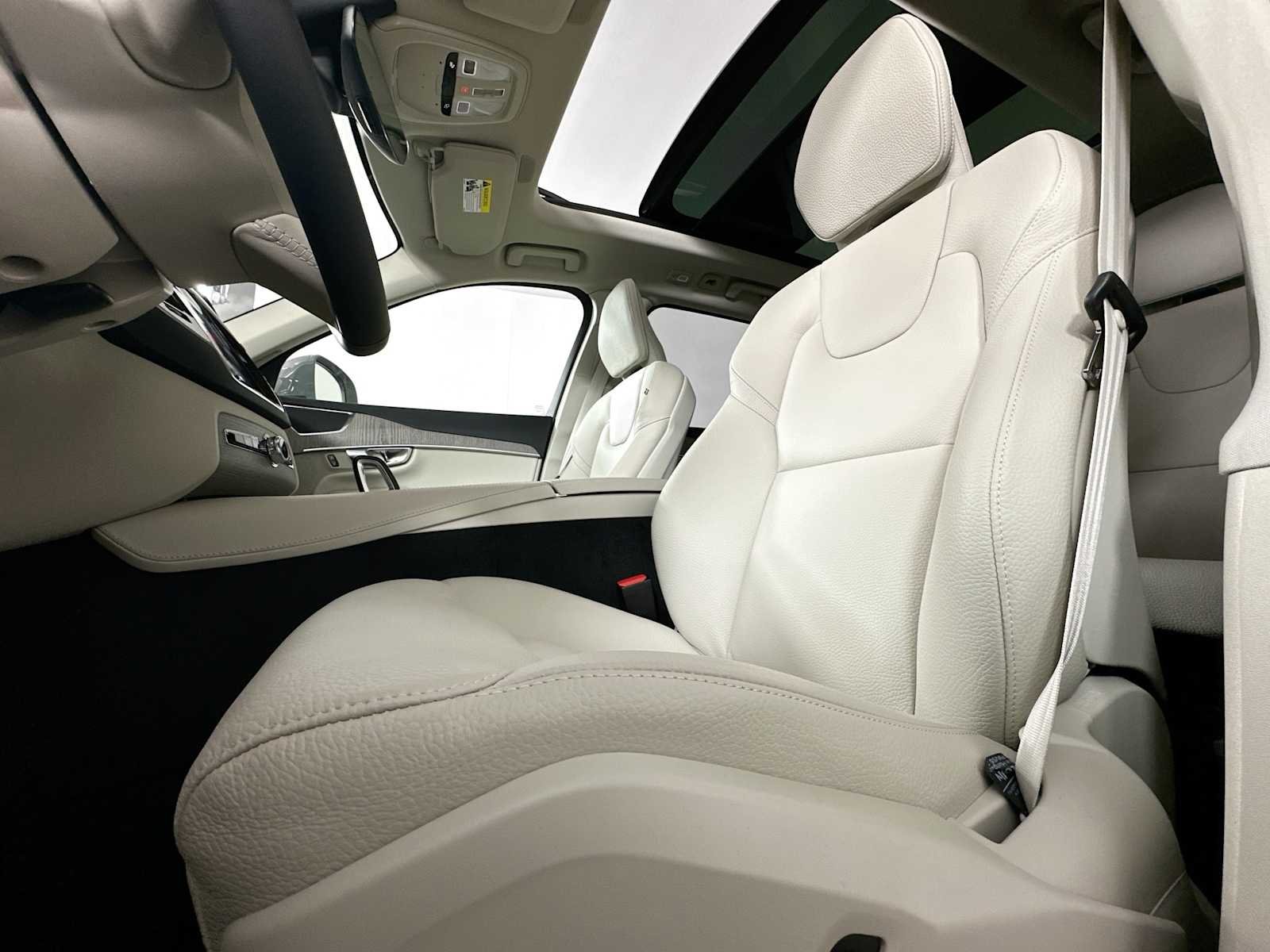 Certified Used 2025 Vapour Grey Volvo Plus image 16