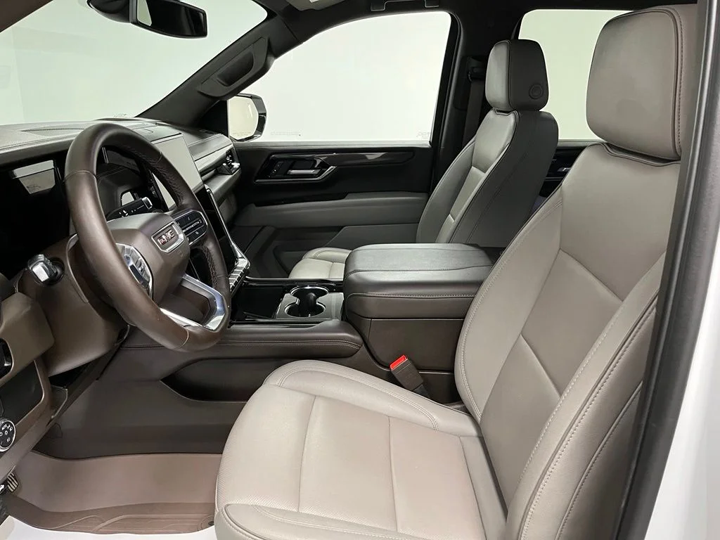 Used 2025 White GMC Elevation image 21