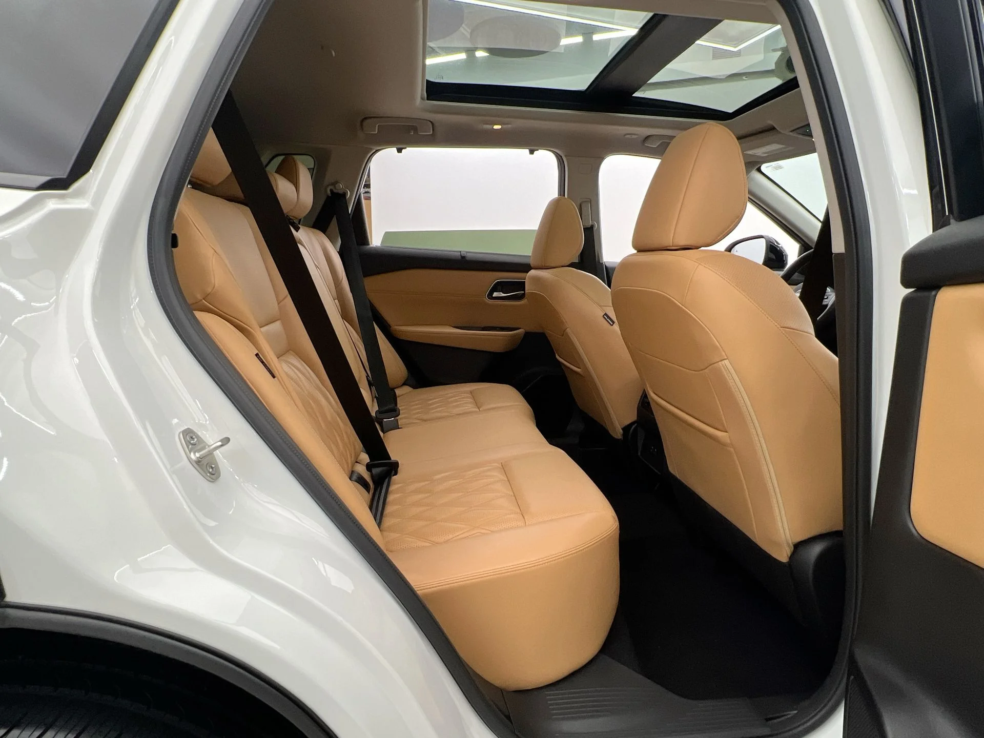 Used 2023 White Nissan Platinum image 17