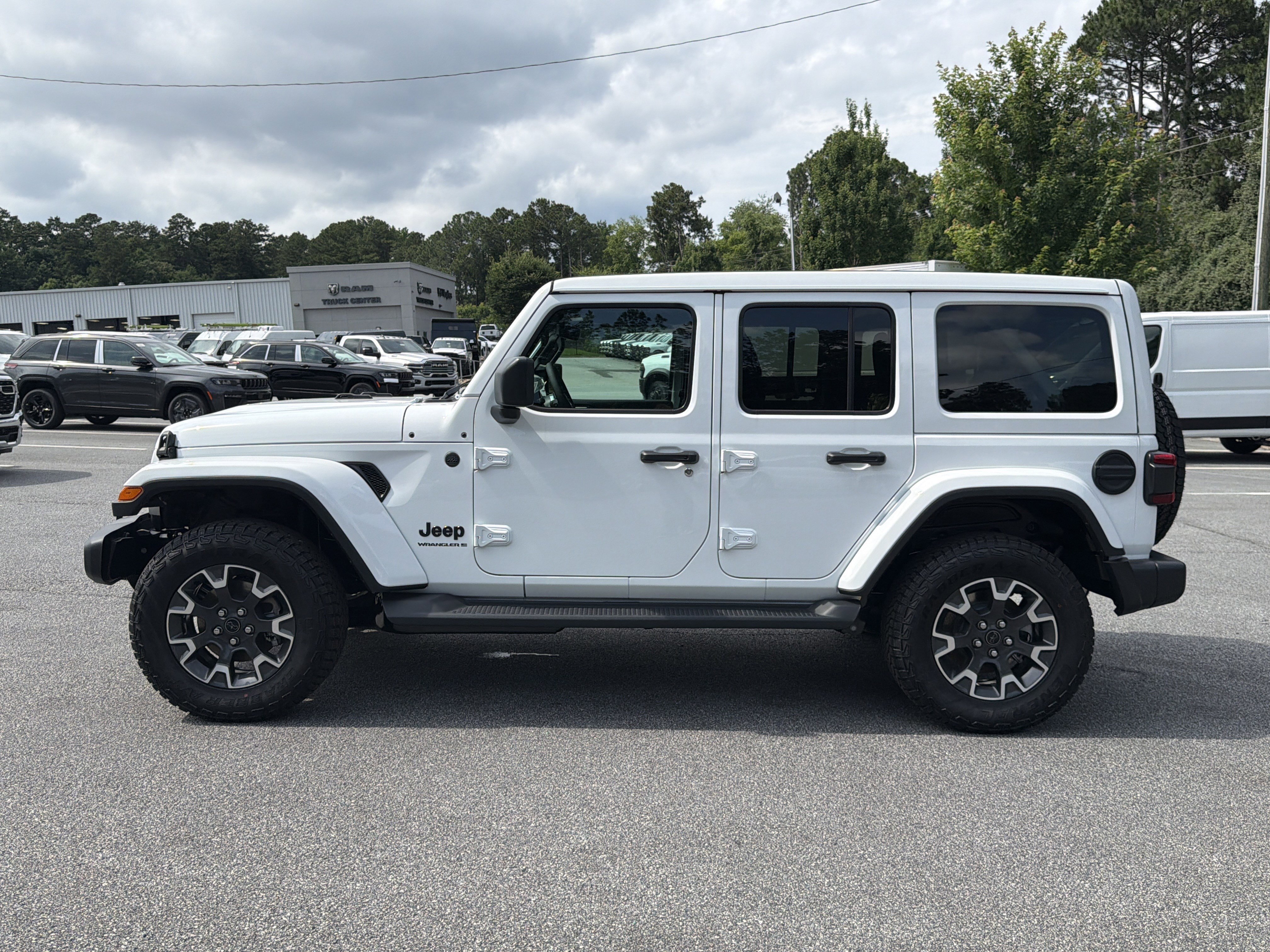 New 2026 Bright White Clear-Coat Exterior Paint Jeep Sahara image 4