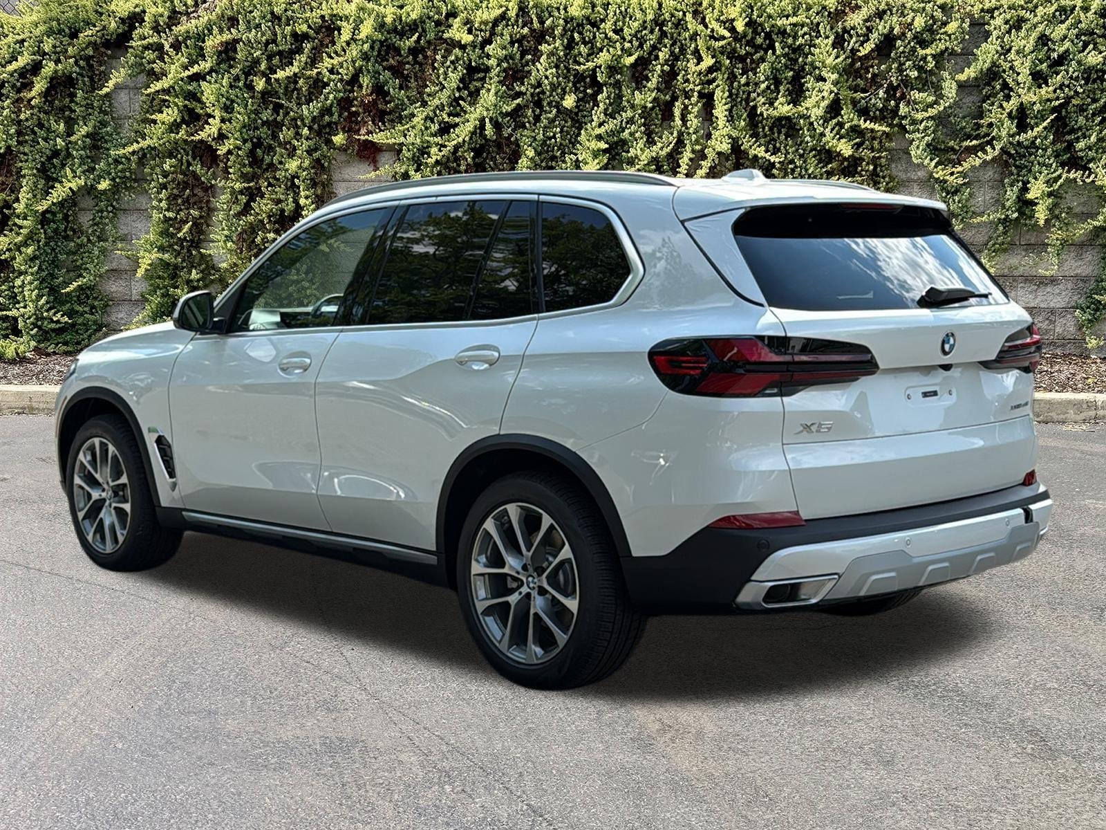 New 2026 Mineral White Metallic BMW xDrive40i image 6