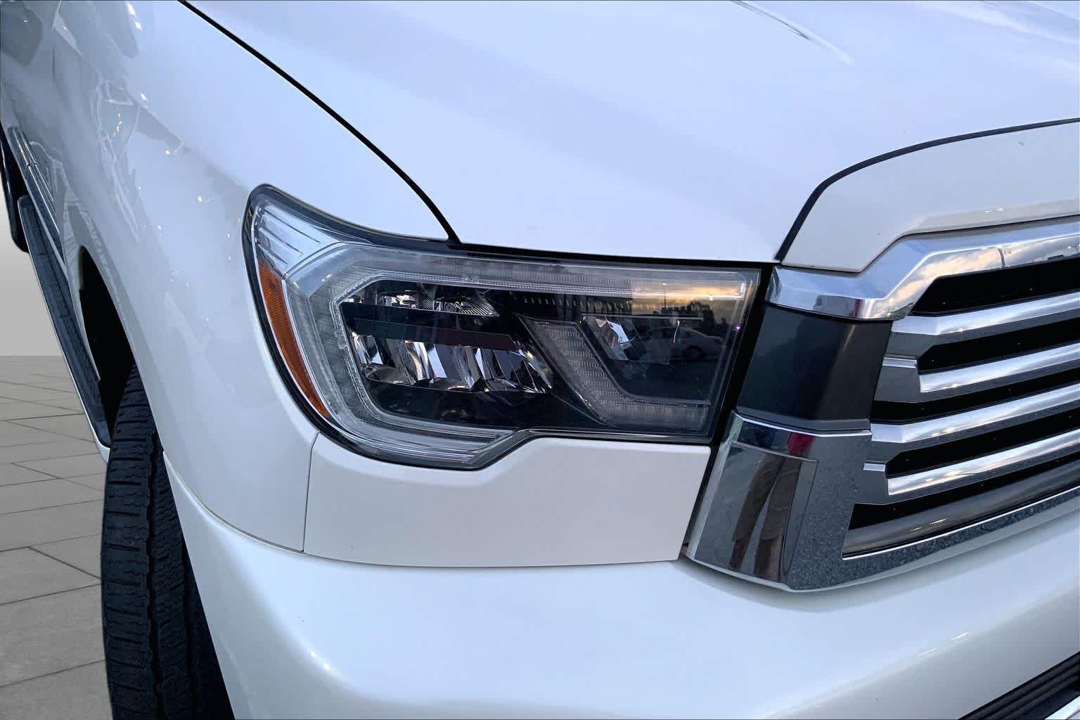 Used 2018 Blizzard Pearl Toyota Platinum image 24