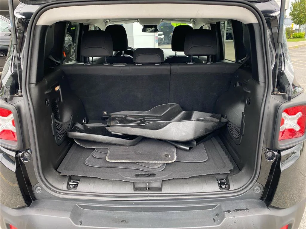 Used 2018 Black Jeep Latitude image 21