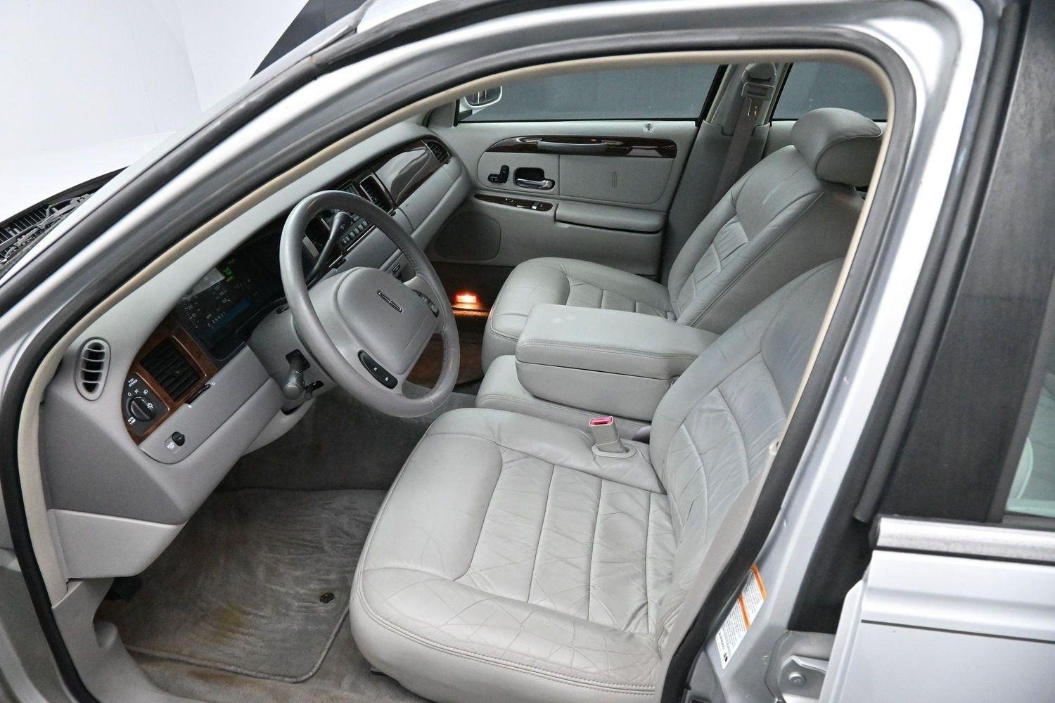 Used 2000  Lincoln Executive image 11