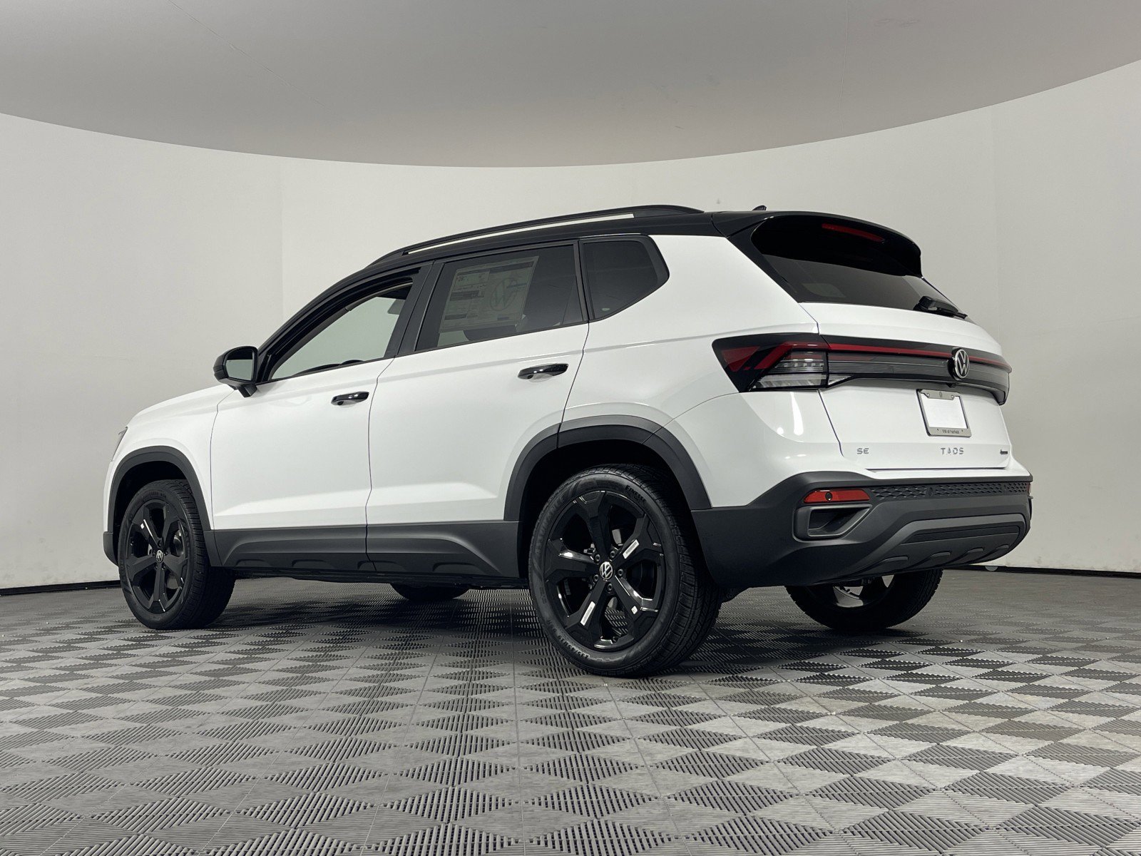 2025 Volkswagen Taos SE Black - Photo 11