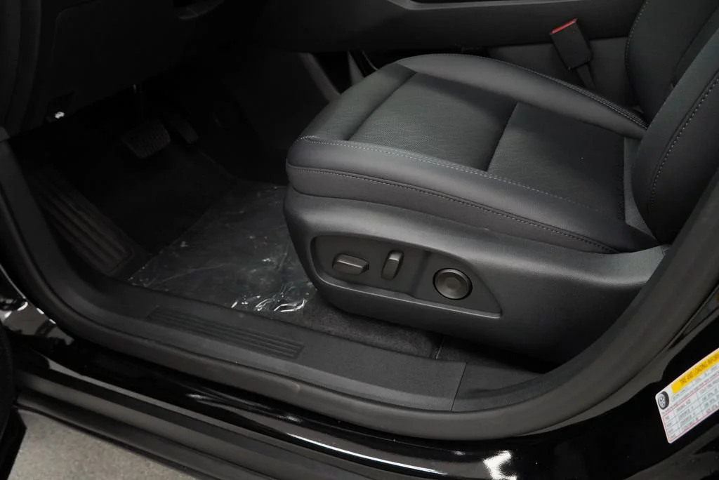 New 2027 Mosaic Black Metallic Chevrolet LT image 22