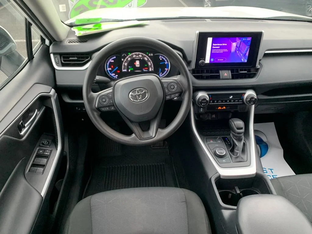 Used 2025 White Toyota XLE image 17