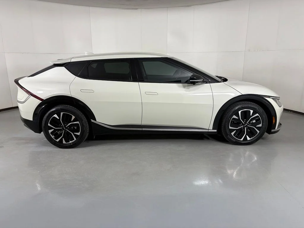Used 2023 White Kia Wind image 9