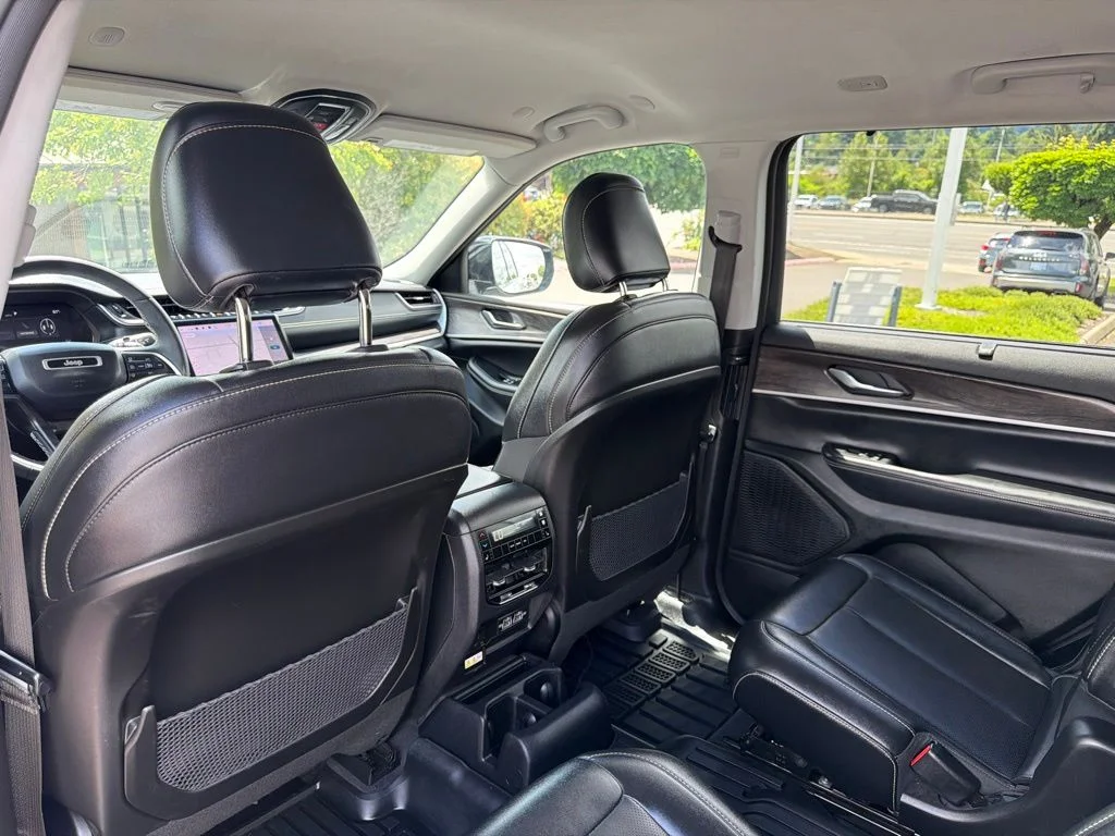 Used 2023 Silver Jeep Limited image 30