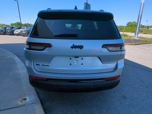 Certified Used 2021 Silver Jeep Altitude image 30