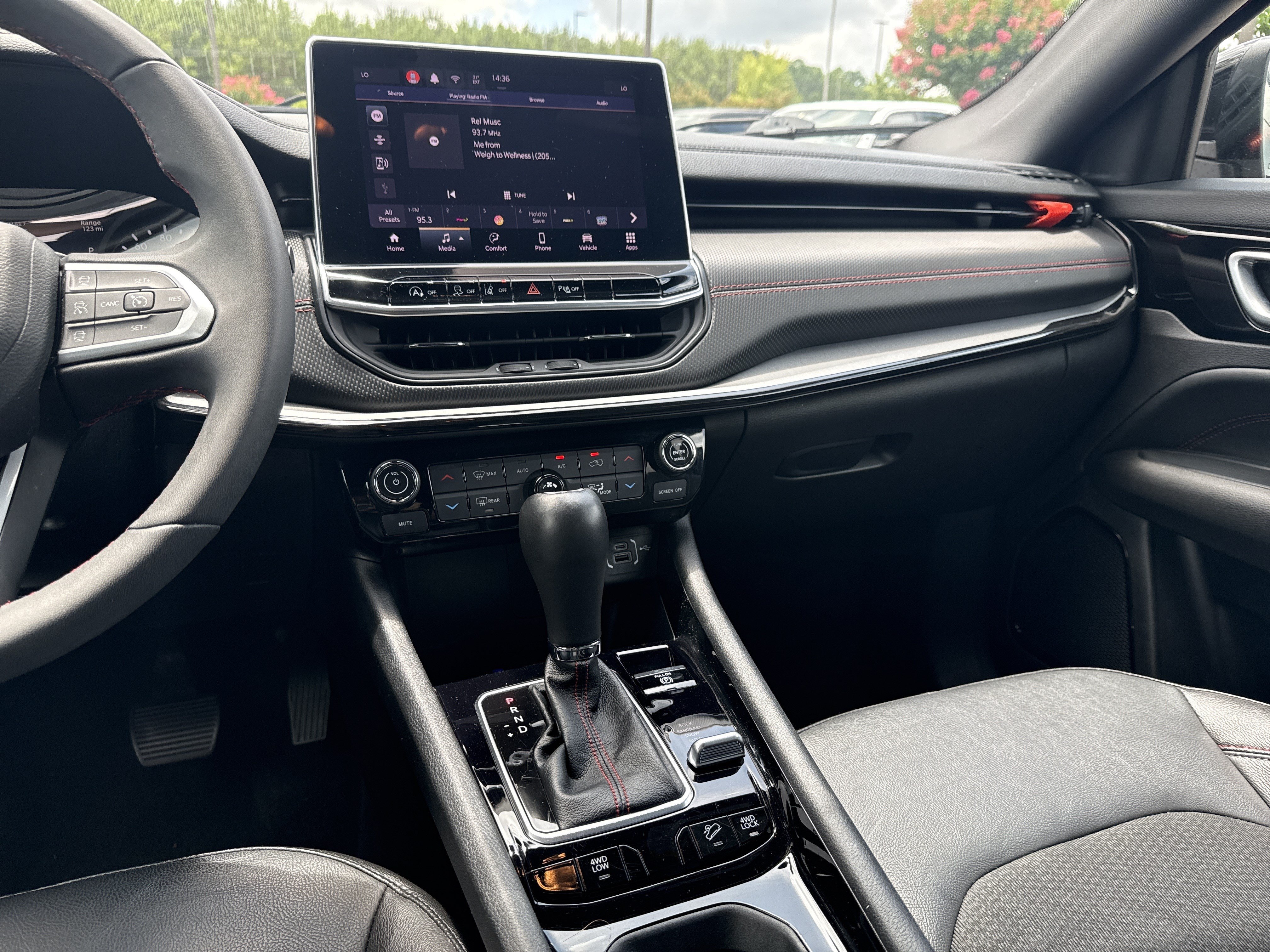 Used 2025 Red Hot Pearlcoat Jeep Trailhawk image 27