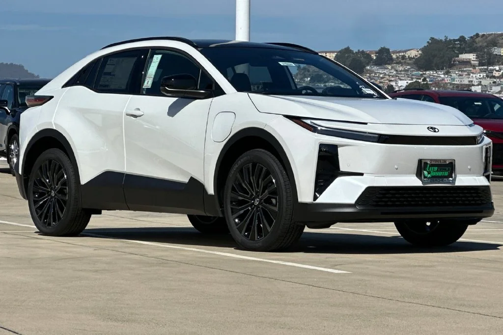 New 2027 Wind Chill Pearl <sup>1</sup> Toyota  XSE image 2