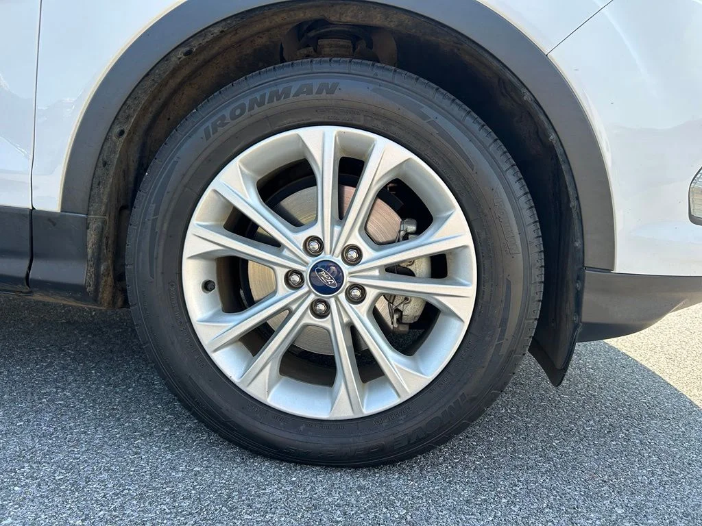Used 2017 Oxford White Ford SE image 5