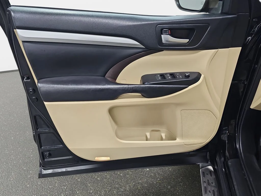 Used 2017 Black Toyota XLE image 29
