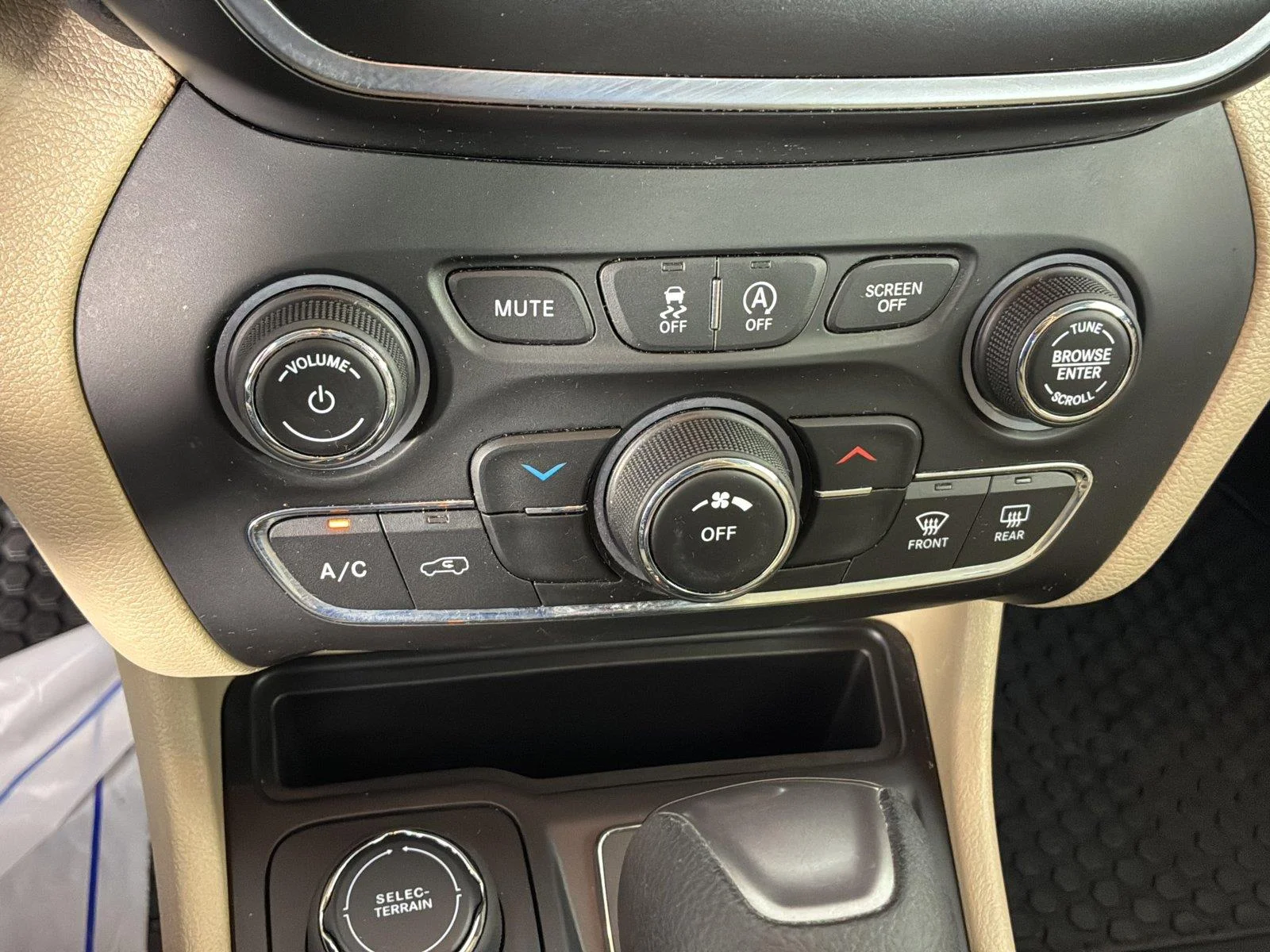 Used 2019 Bright White Clearcoat Jeep Latitude image 29