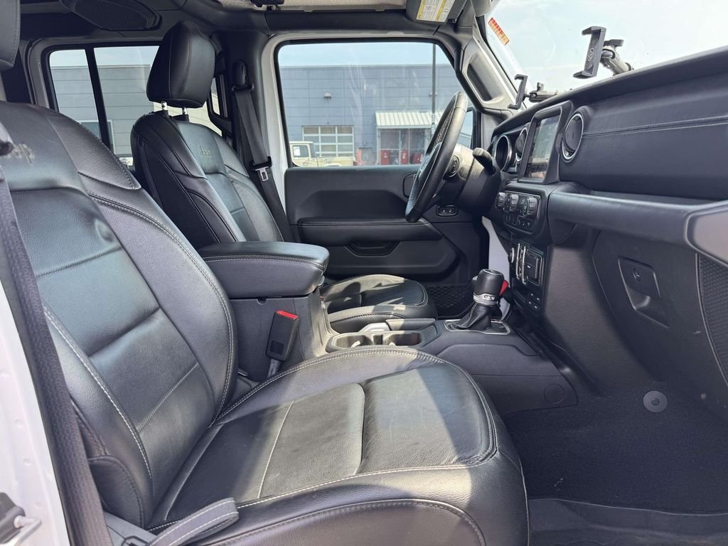 Used 2019 White Jeep Unlimited Sahara image 13