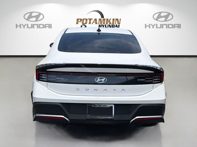 Used 2025 White Hyundai SE image 6