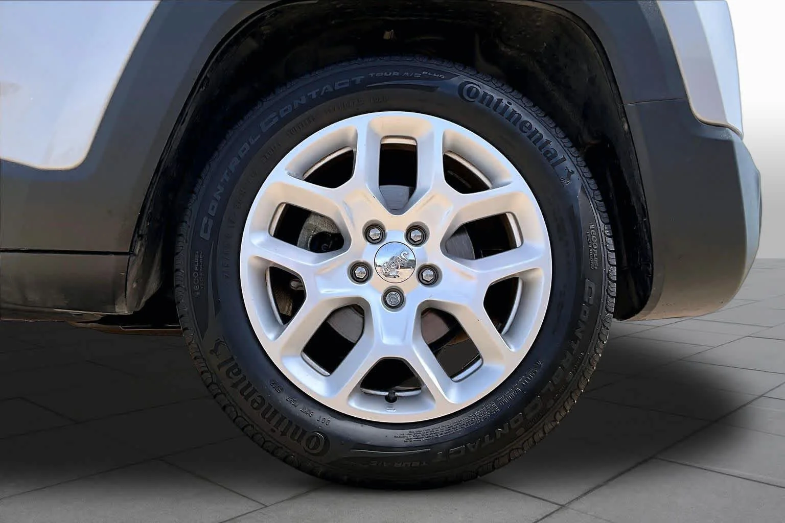 Used 2018 Glacier Metallic Jeep Latitude image 11