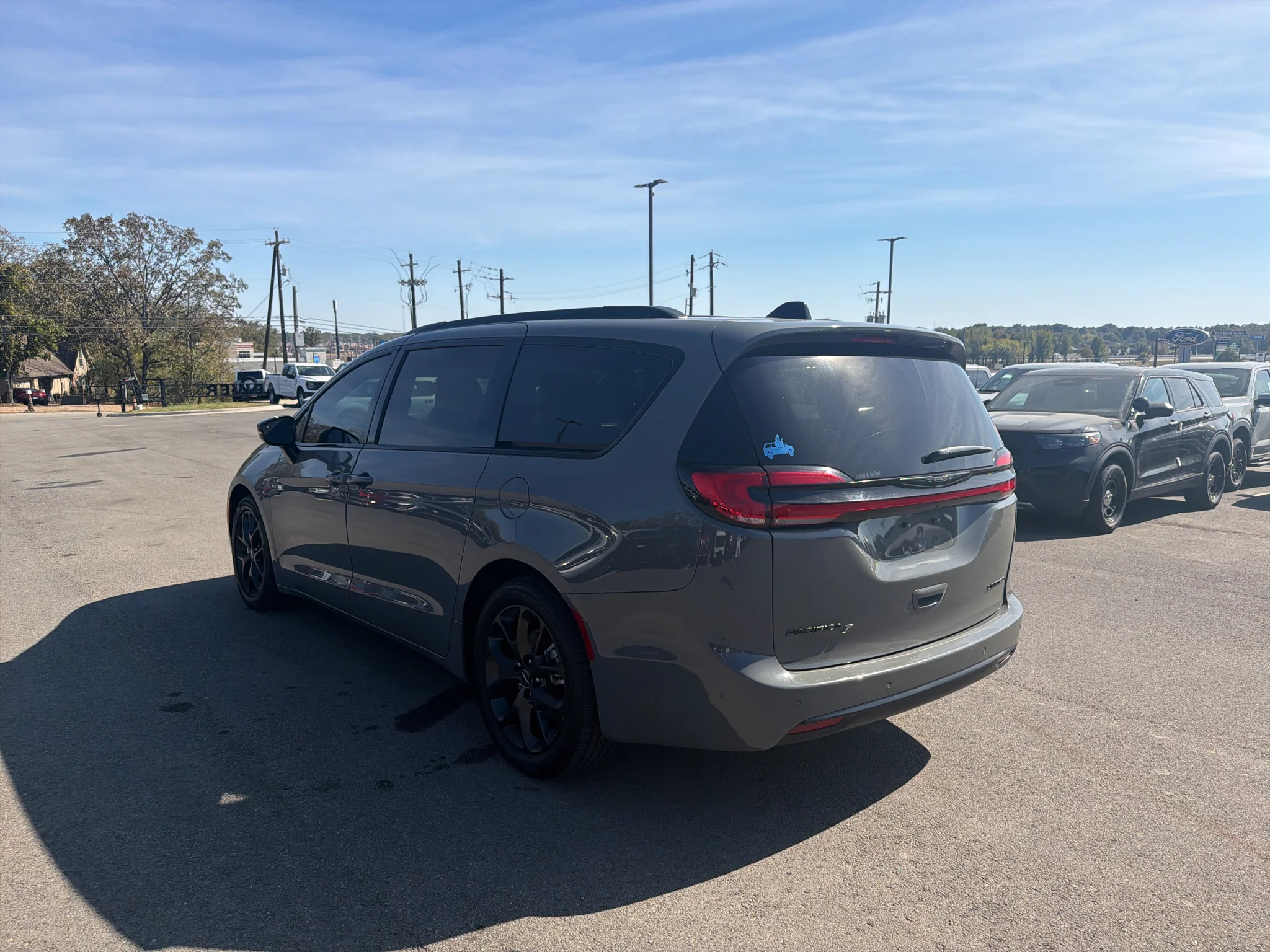 Used 2025 Ceramic Gray Clearcoat Chrysler Limited image 3