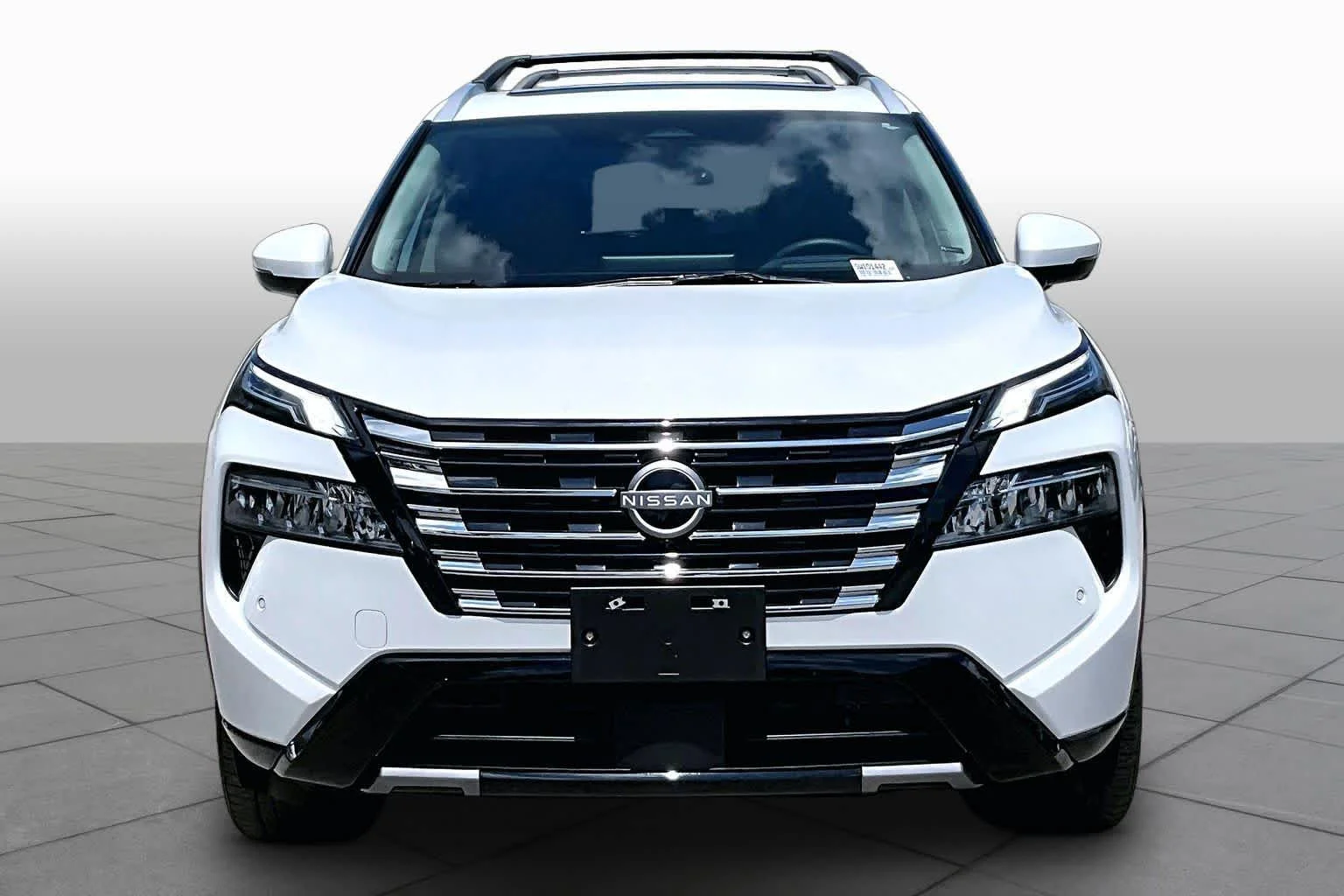 Used 2025 Everest White Pearl Nissan Platinum image 4