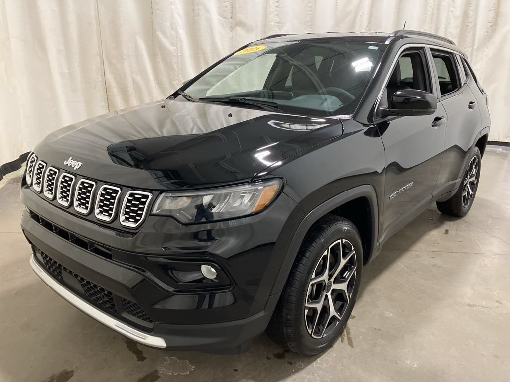 Used 2025 Diamond Black Crystal Pearlcoat Jeep Limited image 16