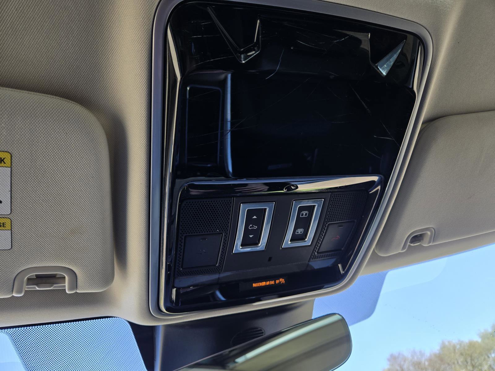 Used 2019 Fuji White Land Rover Dynamic image 21