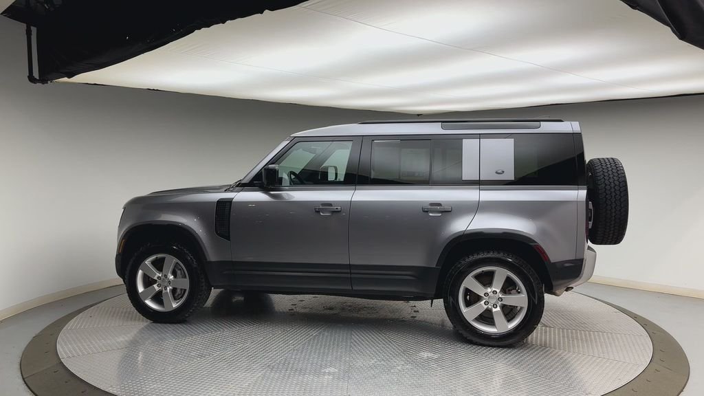Used 2024 Eiger Gray Metallic Land Rover S image 5