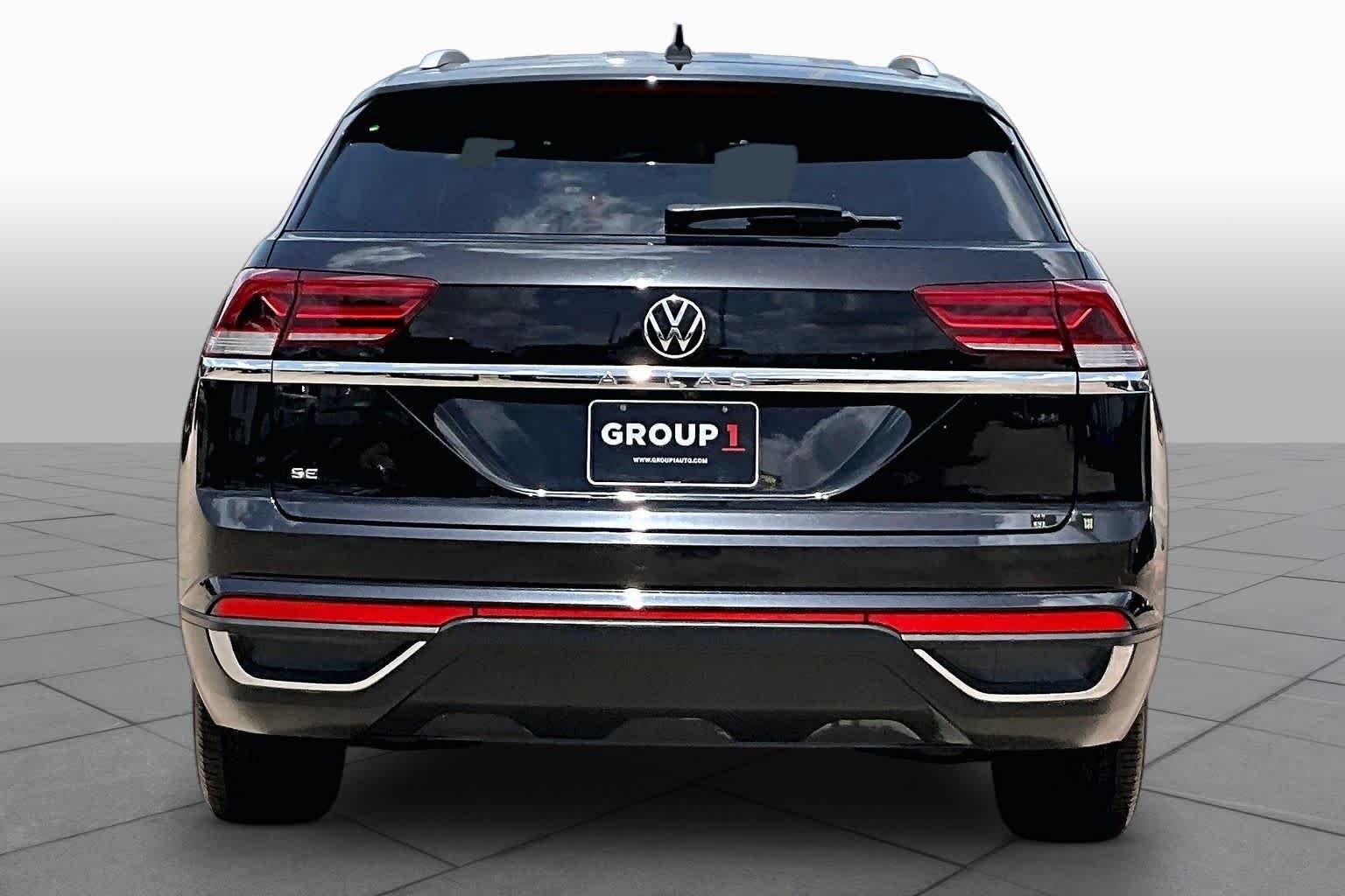 Used 2022 Deep Black Pearl Volkswagen 2.0T SE image 5