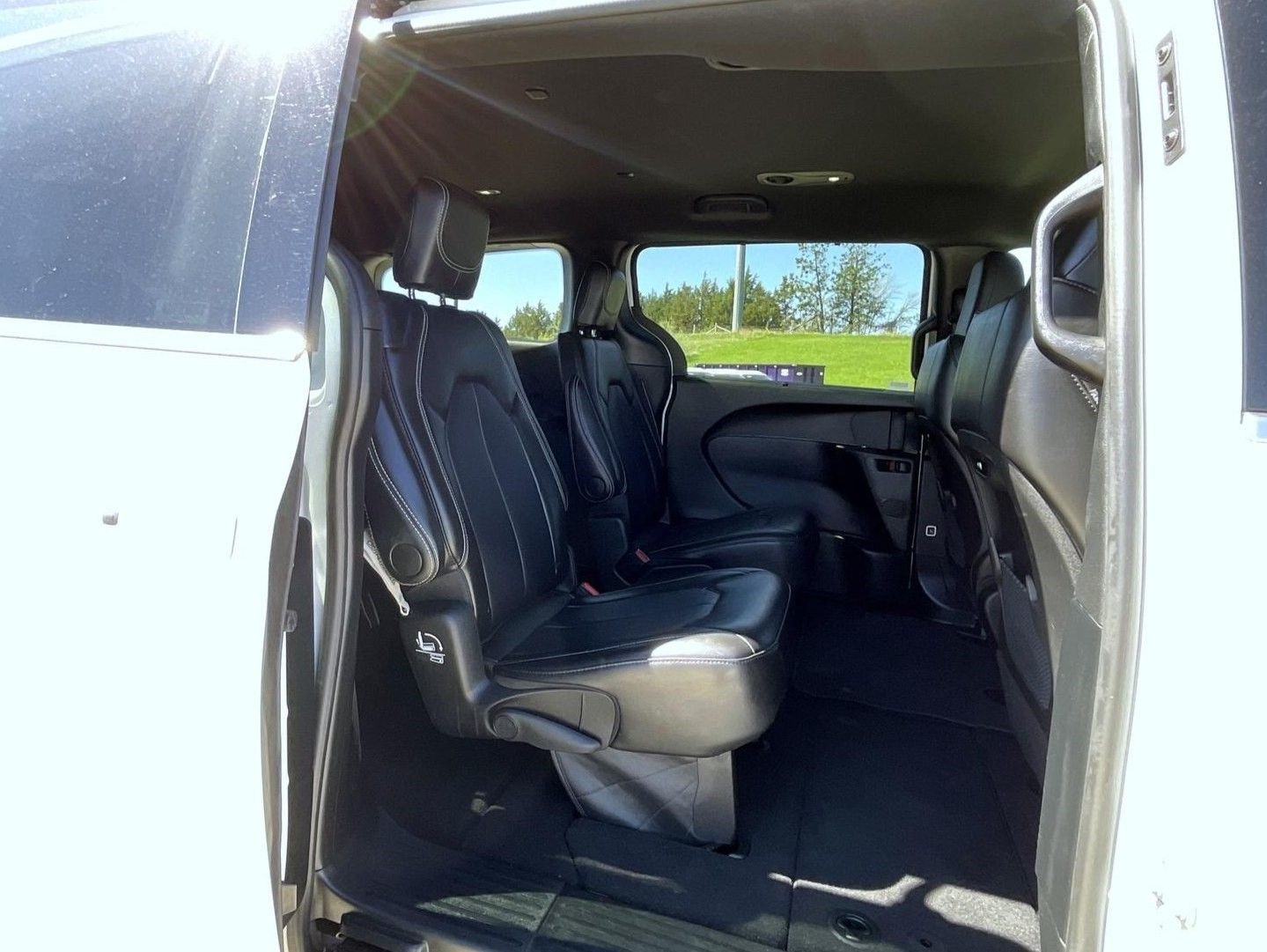 Used 2025 White Chrysler Select image 19