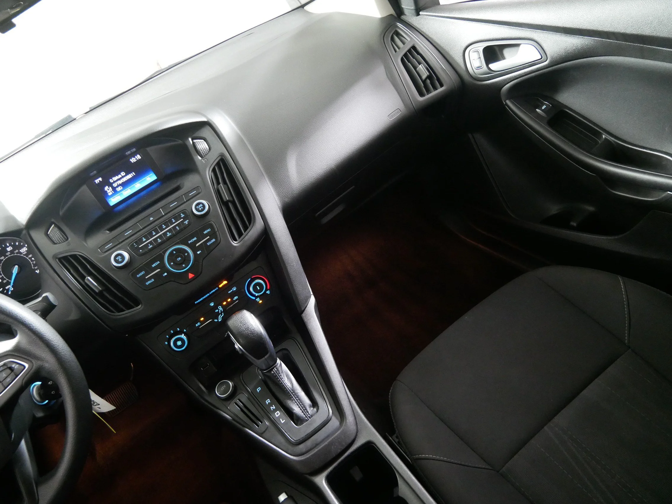 Used 2017 White Gold Metallic Ford SE image 11