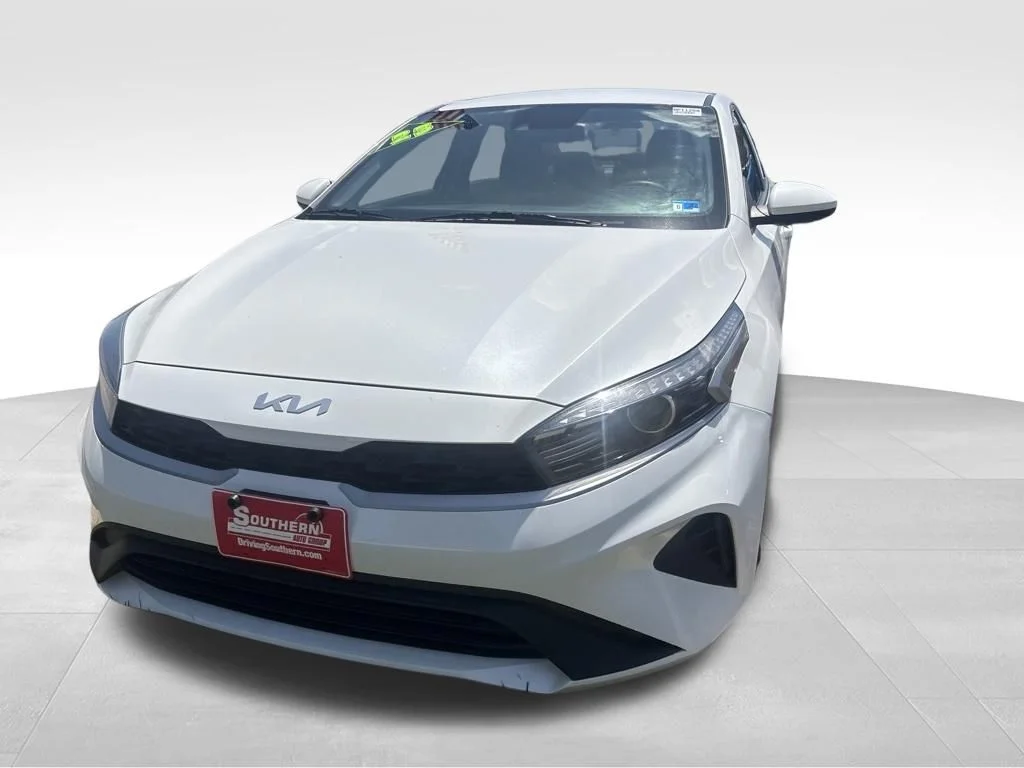 Used 2023 White Kia LXS image 4