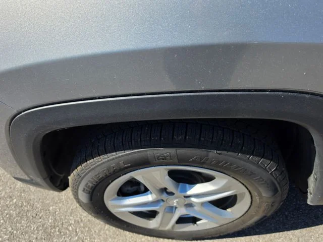 Used 2023 Silver Jeep Latitude image 9