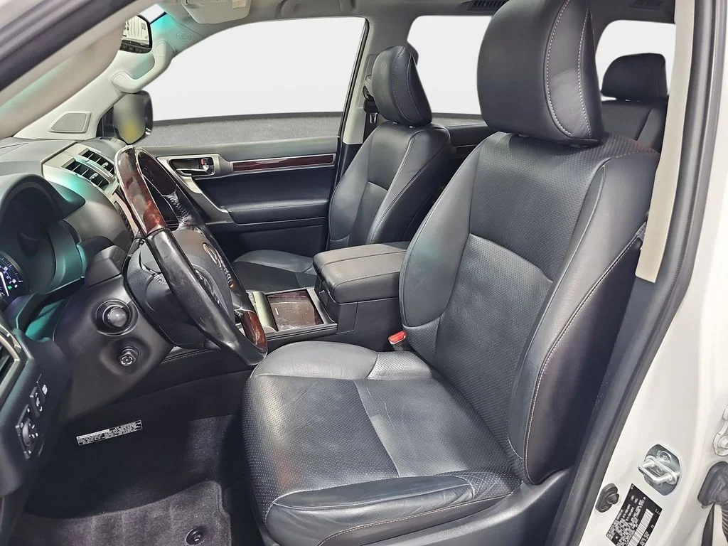 Used 2017 White Lexus 460 Luxury image 17