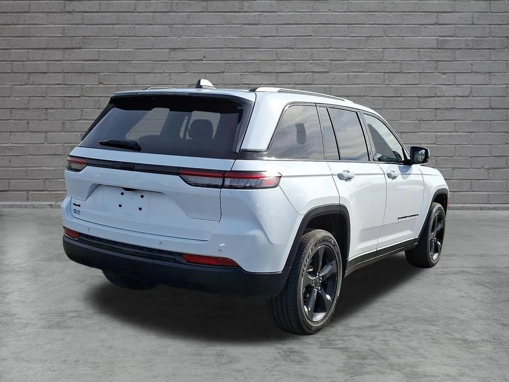 Used 2023 White Jeep Altitude 4x4 image 40