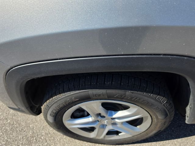 Used 2023 Silver Jeep Latitude image 9