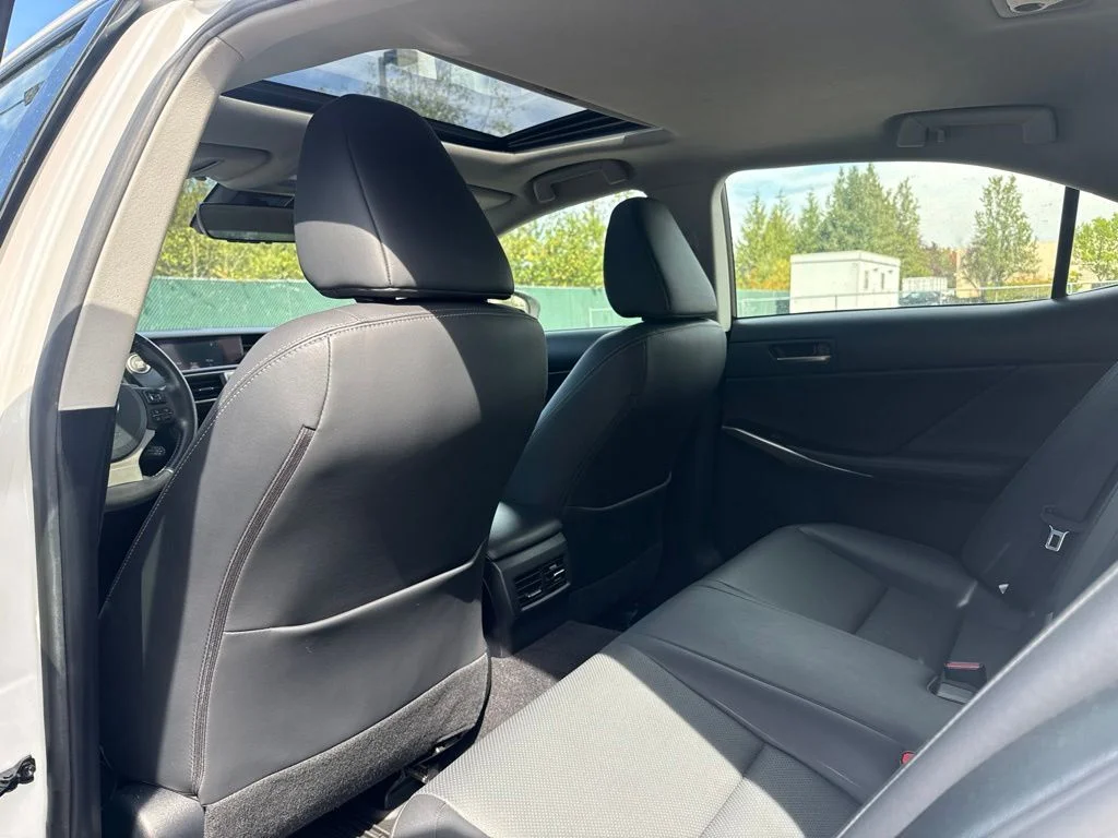 Used 2018 Eminent White Pearl Lexus 300 image 19