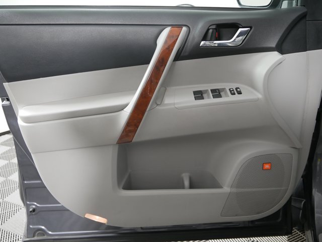 Used 2013 Magnetic Gray Metallic Toyota Limited image 8