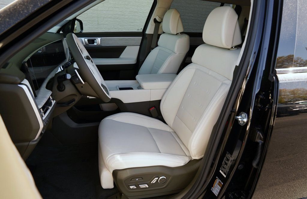 Certified Used 2025 Phantom Black Hyundai Calligraphy image 11