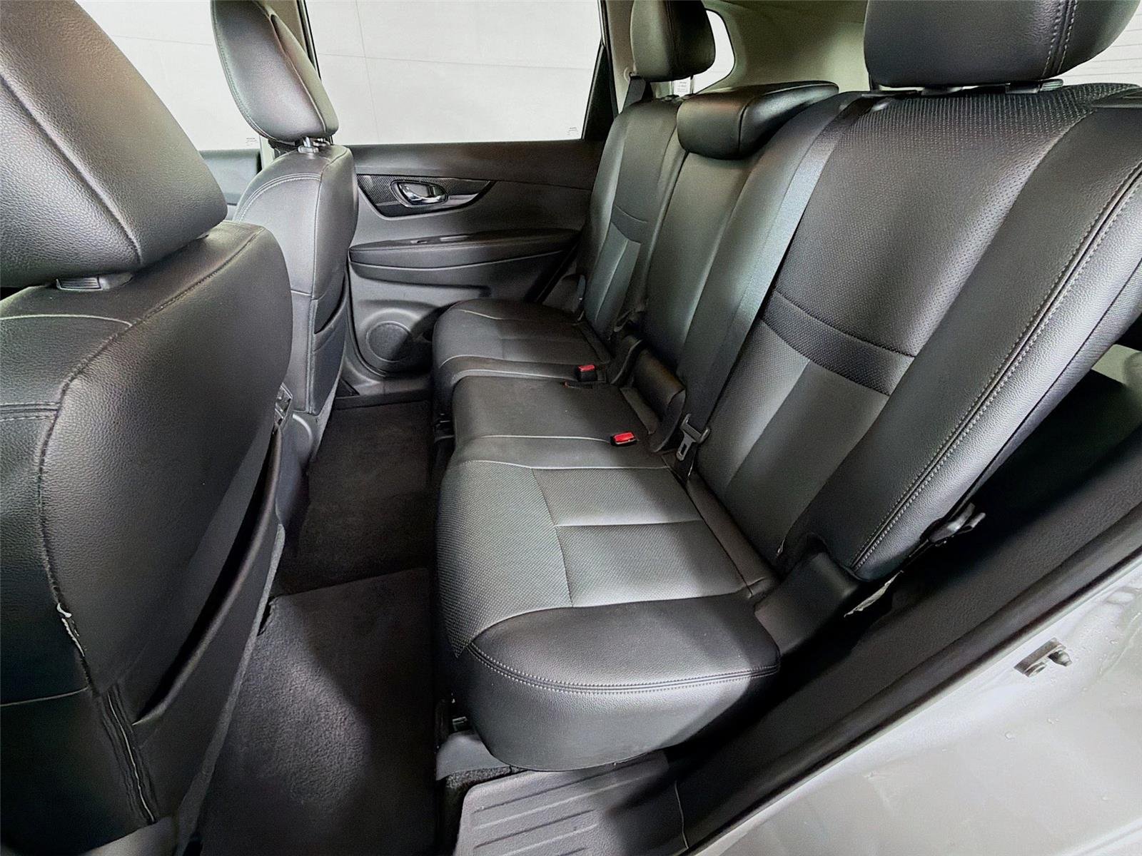 Used 2017 Brilliant Silver Nissan SL image 25
