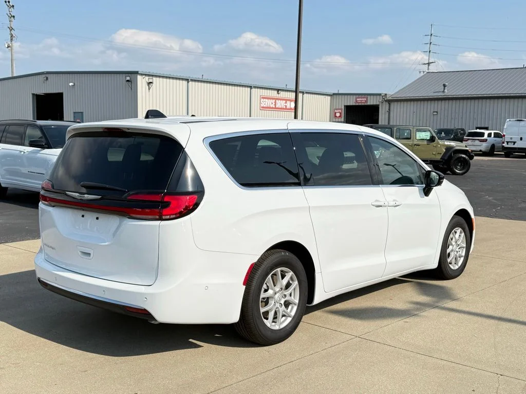 2025 Chrysler Pacifica Select - Photo 7