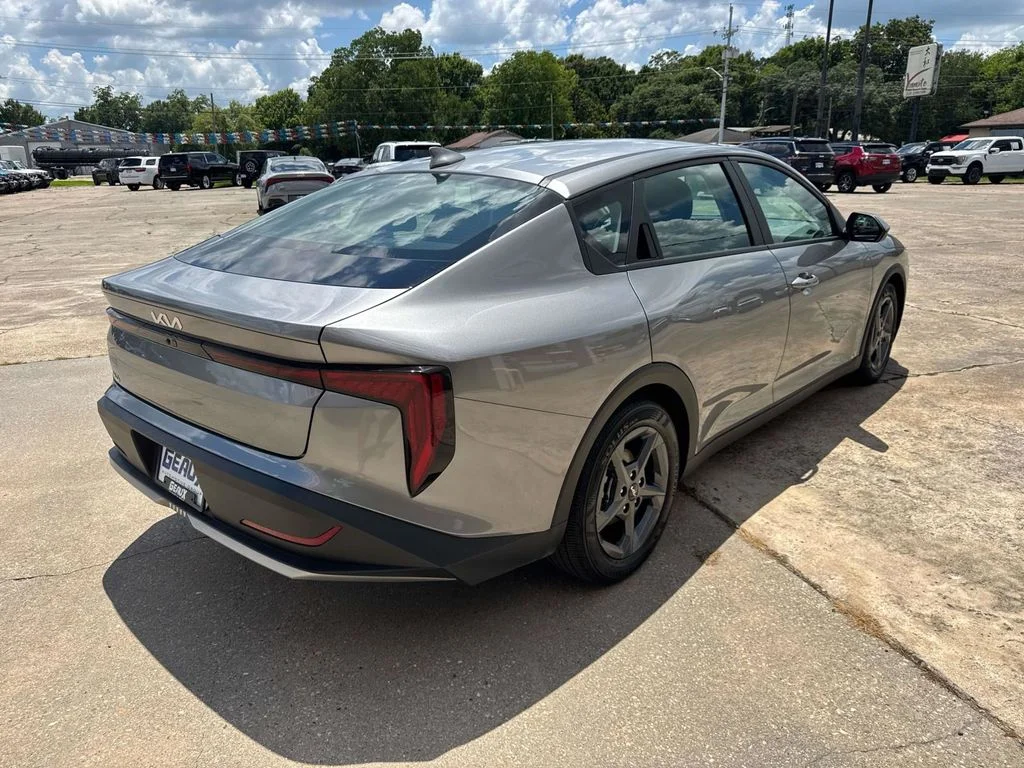 2025 Kia K4 LXS - Photo 13
