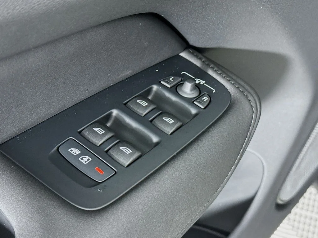 2026 Volvo XC60 Plus - Photo 17